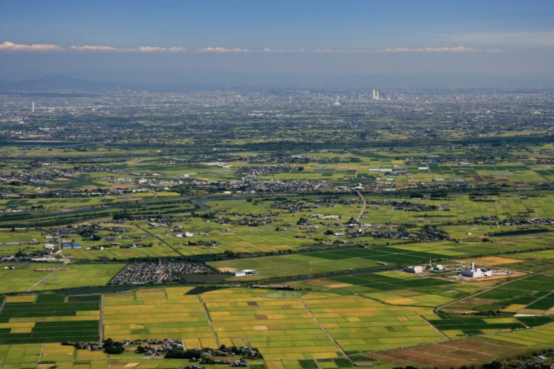 Landschaft mit Stadt und Land