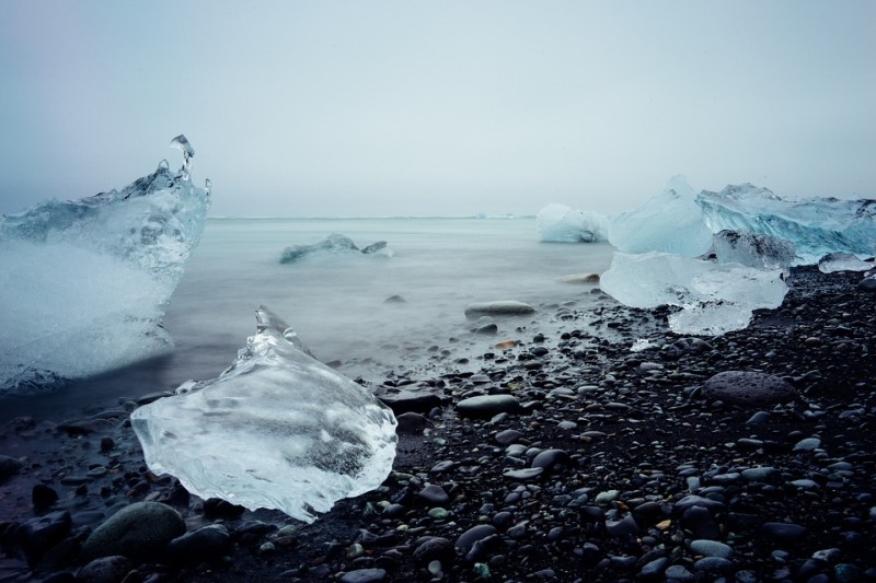 Eisformationen an einem steinigen Ufer