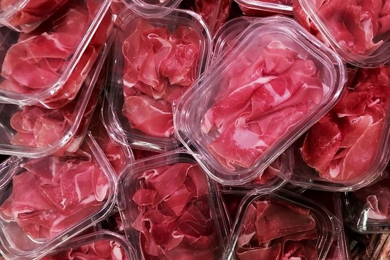 In Plastikverpackungen verpacktes Fleisch
