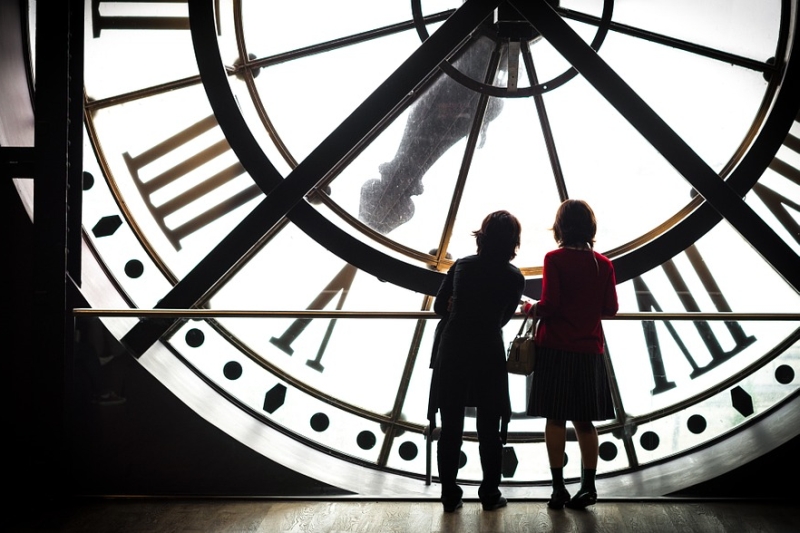Kinder vor der großen Uhr im Musée d’Orsay 