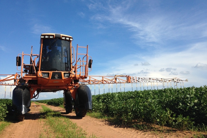 Landmaschine auf Feldweg 