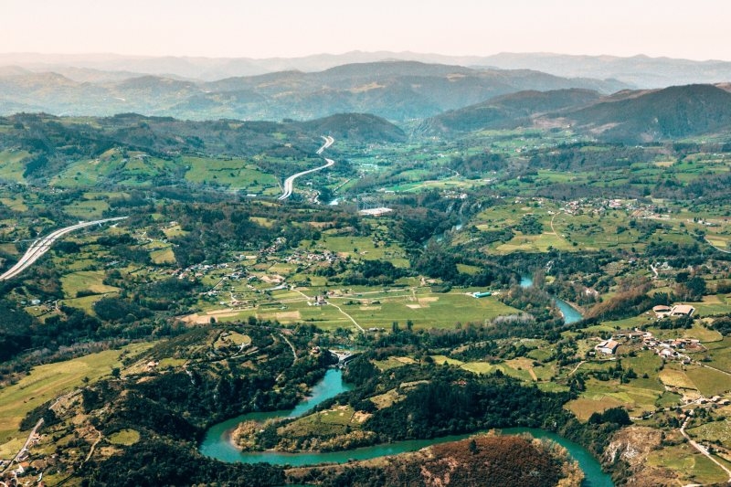 Landschaft von einem Berg aus fotografiert, durch das Tal windet sich ein Fluss. Ort: Nora, Spanien