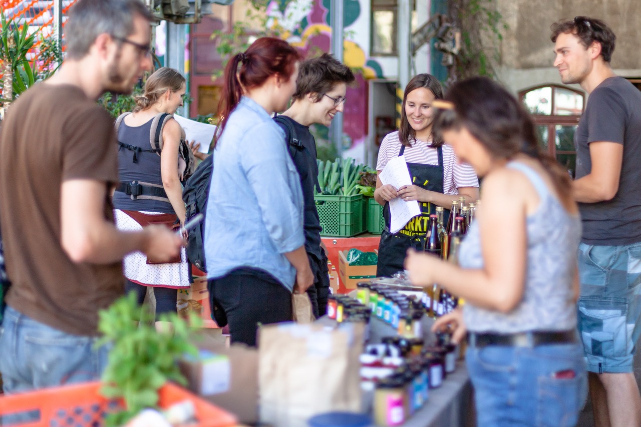 Menschen um Marktstand 