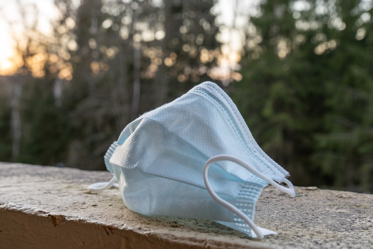 Mund- und Nasenschutz auf Mauer