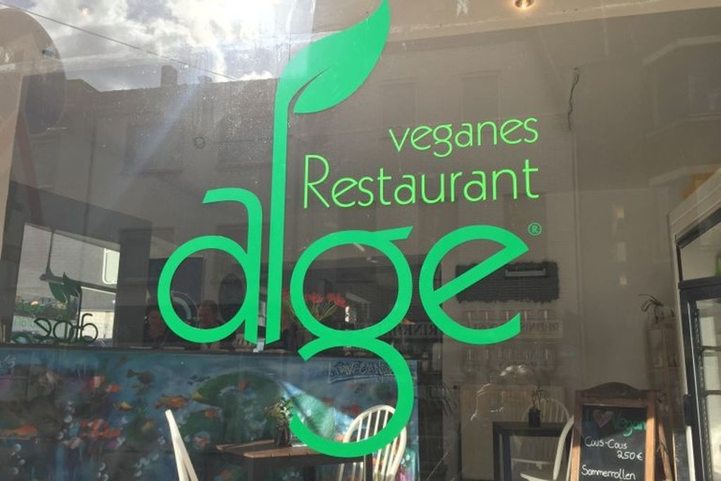 Logo Alge auf einer Glasscheibe