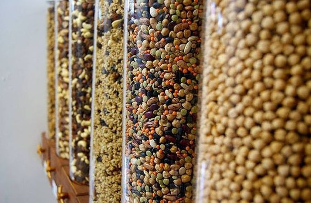 unverpackte Körner in länglichen, durchsichtigen Behältern zum Abfüllen