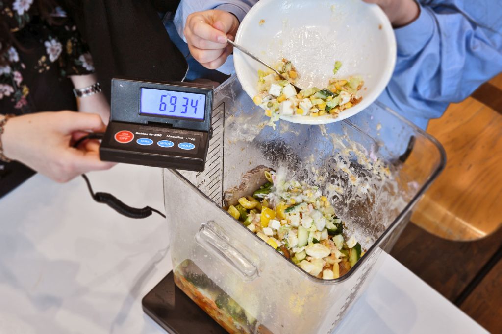 Lebensmittelabfälle werden gewogen