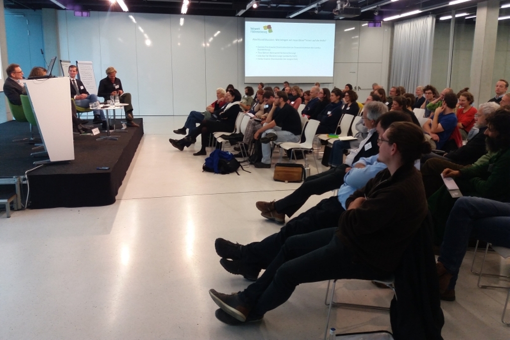 Präsentation in einem Saal voller Menschen