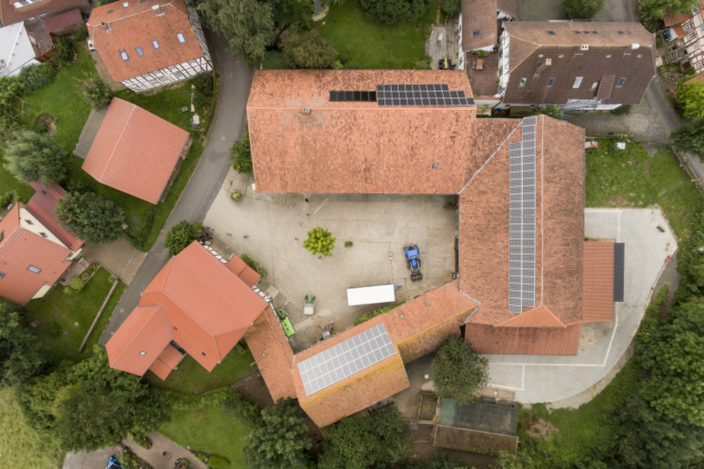 Hofanlage von oben, Solarzellen auf dem Dach