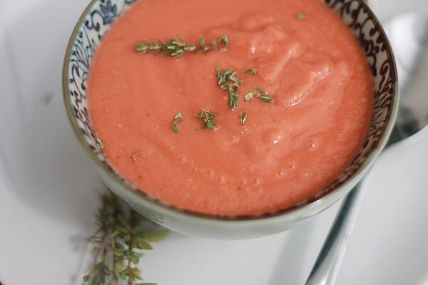 Tomatensuppe in einer Schüssel