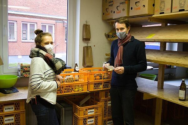 Menschen in einem Lebensmittelgeschäft